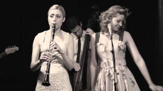 Video thumbnail of "Tu Vuo' Fa' L'Americano - Hetty & the Jazzato Band"