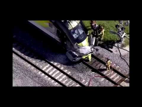 EEUU: Tren embiste auto (Imágenes sensibles)