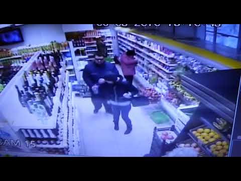 Неадекватный здоровяк поставил подножку и ударом в лицо сбил с ног девушку