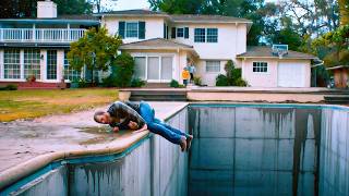 UMA FAMÍLIA COMPRA UMA CASA, MAS DESCOBRE QUE A PISCINA NÃO TEM FUNDO!
