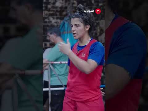 شاهد بالفيديو.. الملاكمة طيبة مسلطين الاضواء على كرة القدم في العراق!   هل معها حق؟#shorts