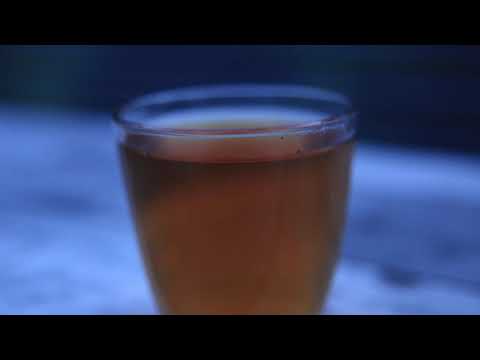 Ceai din buruene cu pomusoare de coacaza, la foc afara, gustos si cu folos.