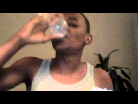 Sharp sidder og drikker mælk af et vin glas og høre Den Samme Pige