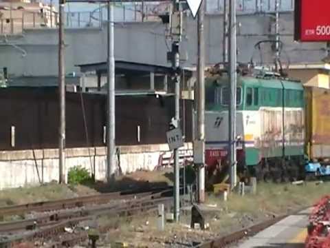 E655.089 con merci in transito al binario 24 di Roma Tiburtina