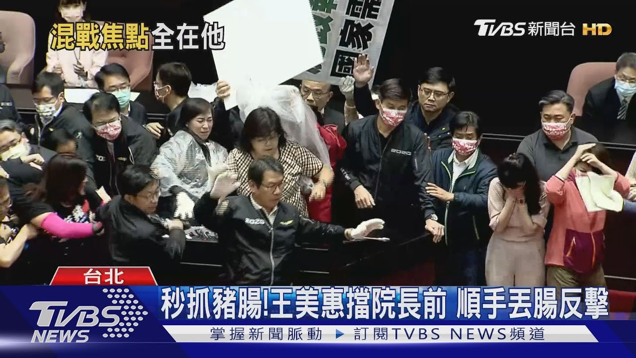 秒抓豬腸！王美惠擋院長前　順手丟腸反擊