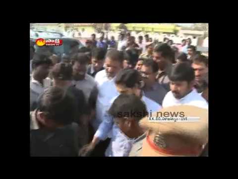 YS Jagan Mohan Reddy inspects sea erosion in RK beach