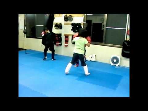 犬山市にある格闘技ジム【インスパイアＳ】子供スパーリング動画