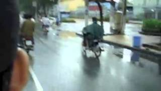 in Vietnam: ベトナムは原付２ケツOK。むしろタクシーが原付！