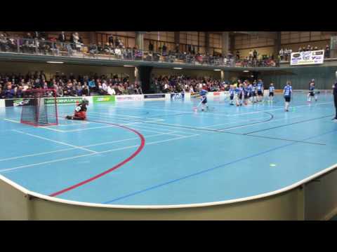 Karhut 07-08 joukkue vetelee rankkareita erätauolla pelissä Karhut-SalBa 10.4.2017