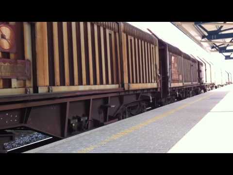 Doppia trazione di E652+E633 con cargo di carri shimmns (HD)