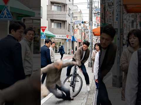 スマホを見ながらぶつかってきたにも関わらず怒鳴る男性に思わぬ悲劇が？！　皆んなはこの行動についてどう思った？