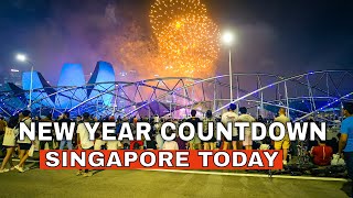 Download lagu Insane Fireworks on Singapore New Year Countdown 2... mp3