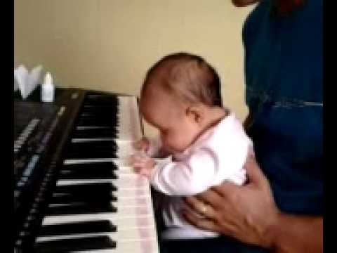 Ana Alice tocando o hino