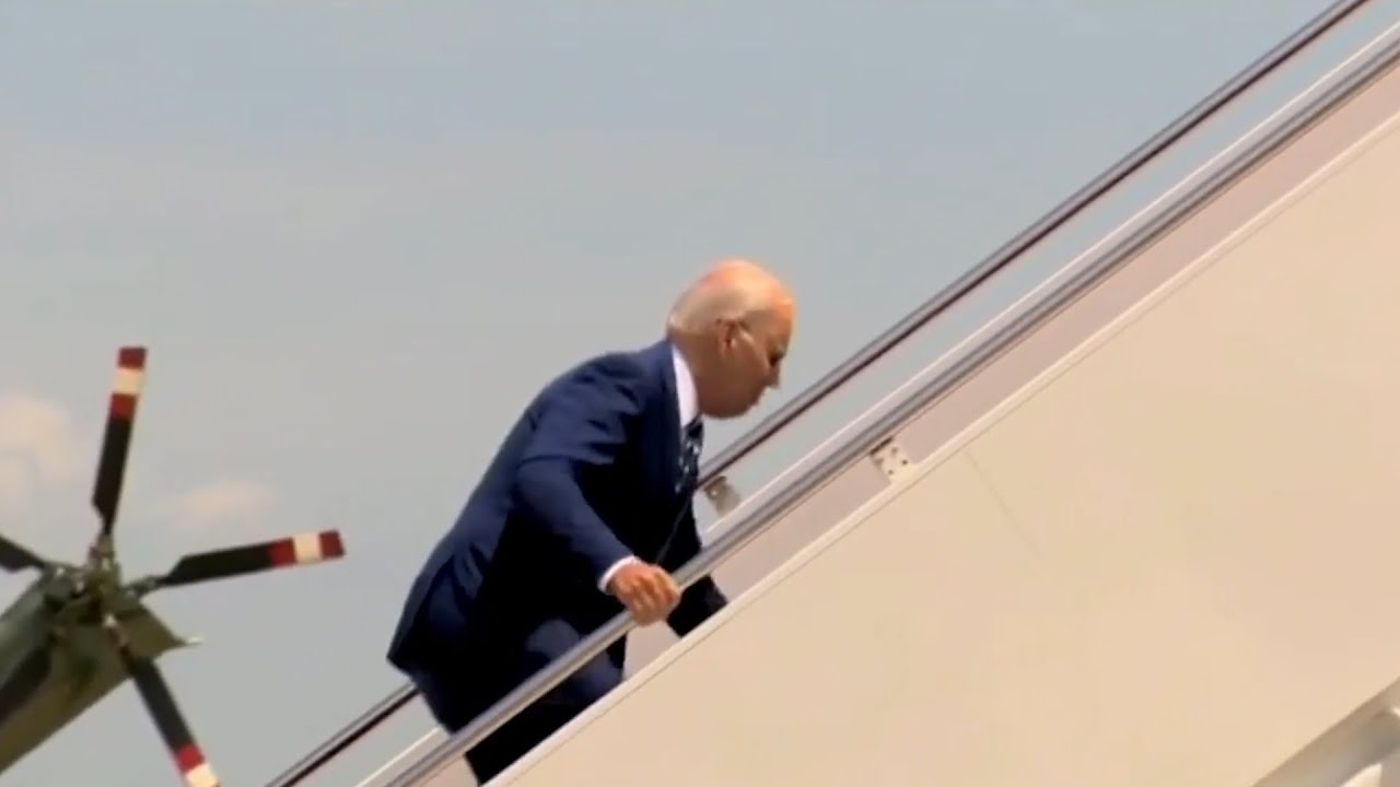 Բայդենը կրկին սայթաքել է ինքնաթիռի սանդուղքի վրա