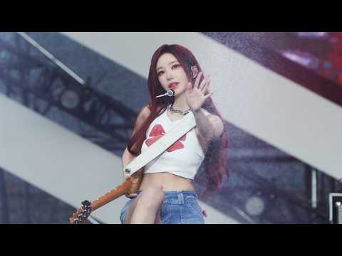 260814 QWER - 'SHOWDOWN' 마젠타 직캠 @전주얼티밋뮤직페스티벌2026 #qwer