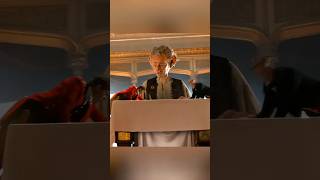 O gigante foi convidado pela rainha 😱