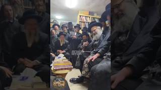 האדמו"ר מויז׳ניץ ב״ש בניחום אבלים אצל משפחת וויינפעלד בירושלים