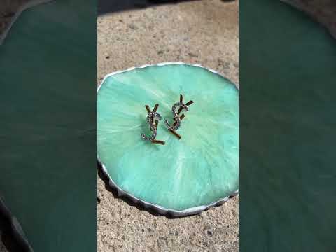 Серьги Сен Лоран в форме логотипа с россыпью циркония, позолота 18 К - фото 1 - id-p2296651357