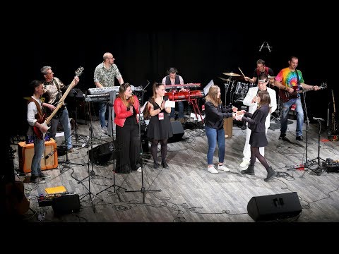 download lagu mp3 mp4 Microfono D Oro, download lagu Microfono D Oro gratis, unduh video klip Download Microfono D Oro Mp3 dan Mp4 Music Online Gratis