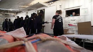 Gerettete von SOS Méditerranée feiern Neujahr mit warmem Essen