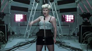Video thumbnail of "Robyn - Dancing On My Own"