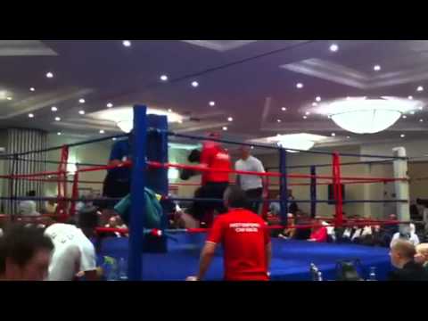 Zak boxing round one