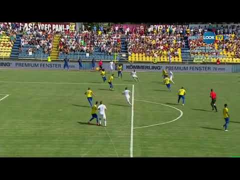 Bancu trimite mingea in bara transervsala, in meciul Dunarea Calarasi - CS U Craiova