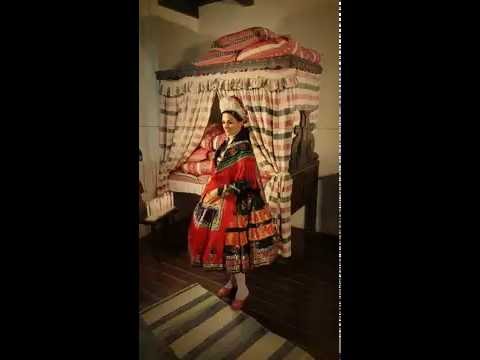 Larion Zoé modell sárközi népviseletben