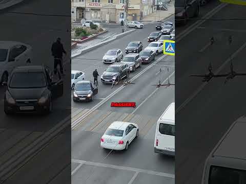 Aggressiver Autofahrer blockiert Straße und bereut es! 😱