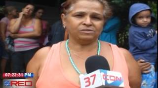 Familias denuncian les lanzan piedras en horas de la noche