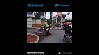 Download lagu This Motorcyclist Went Viral After Avoiding a Raid, He Fell Instead mp3