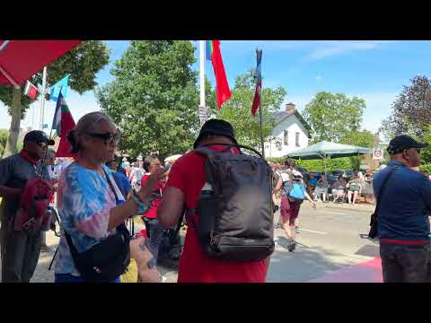 Molukkers wandelaars en toeschouwers ontmoeten elkaar tijdens rustpunt in Bemmel tijdens 4Daagse