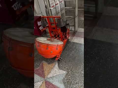 नोएडा के एक मंदिर में पूजा के समय ढोल और घंटी बजाने का नया तरीका निकाला गया।