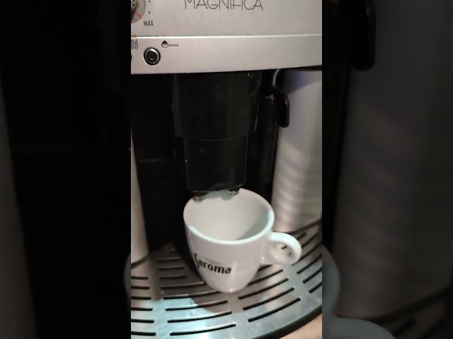 Vídeo relacionado con Lavazza, Crema e Gusto Classico, 30 Cápsulas de Café Compatibles con Máquinas Nespresso Original, con Notas de Chocolate, Madera y Especias, Arábica y Robusta, Intensidad 12/13, Tueste Medio