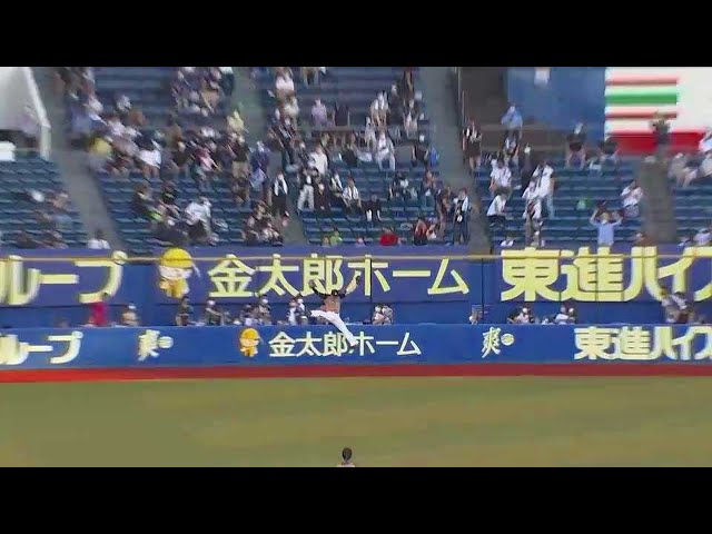【3回裏】ファイターズ・西川がフェンス際でのジャンピングキャッチ!!   2021/7/10 M-F