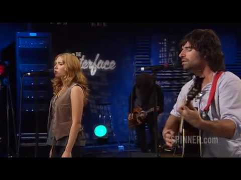 Pete Yorn and Scarlett Johansson performing "I Don't Know What To Do" from the Break Up album