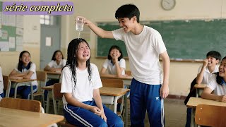 Colegas humilham garota pobre que vai de bicicleta pra escola — mal sabem que é filha de bilionário!