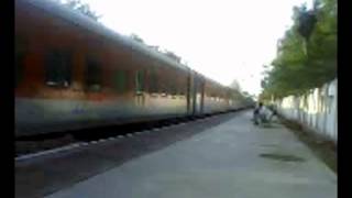 preview picture of video 'Dabeerpura Salutes WDM3A 18912 Led Banglore Rajdhani Express'