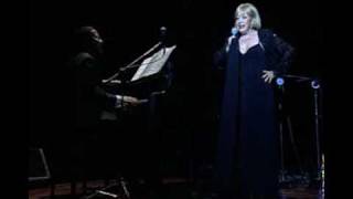 Claudette Soares canta "Fim de Noite" em homenagem à Maysa.