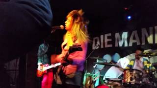 Die Manneqiun- Saved By Strangers LIVE