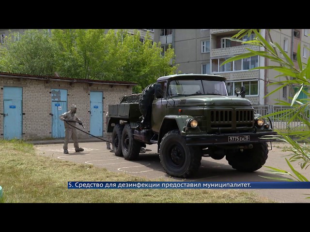 Военные обрабатывают антисептиком площадки в детских садах