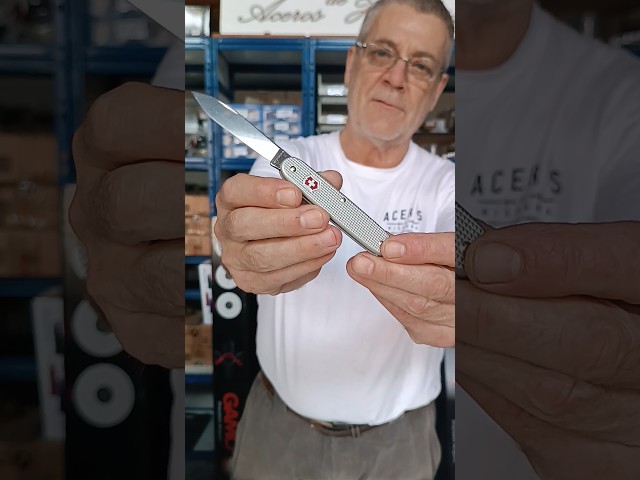 Vídeo relacionado con Victorinox Escort, Navaja Multiuso Suiza, Cuchillo bolsillo, Regalo, 6 Funciones, Hoja pequeña, Destornillador 2.5 mm