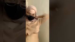 Download lagu Girl in Hijab Shows Under Boob #hijab mp3