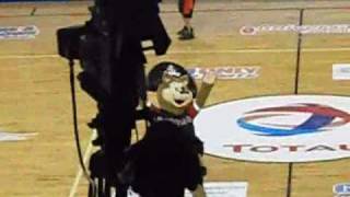preview picture of video 'Piri mascota de Piratas de Quebradillas encesta canasto de media cancha'