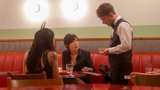White Waiter Shocks Customers With Fluent Mandarin