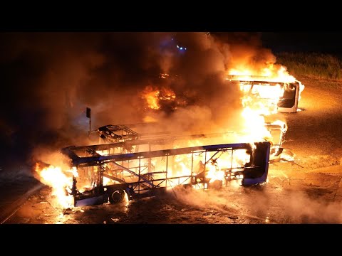 Großbrand in Zell: Drei Linienbusse im Vollbrand – Verdacht auf Brandstiftung