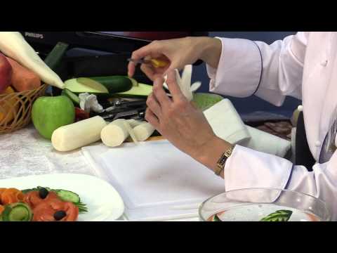 Украшаем новогодний стол вкусно: мастер-класс по карвингу