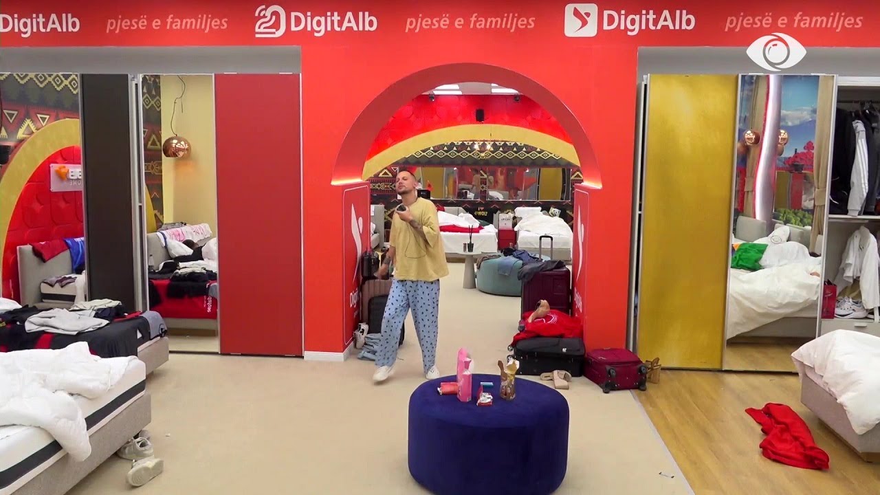 Graciano nis mëngjesin energjik, përpiqet të zgjojë banorët duke kërcyer dhe kënduar