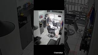 Polícia cortando cabelo intervém em r0ub0