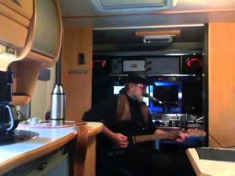 Brynjulv spiller en slått i form etter Eric Clapton